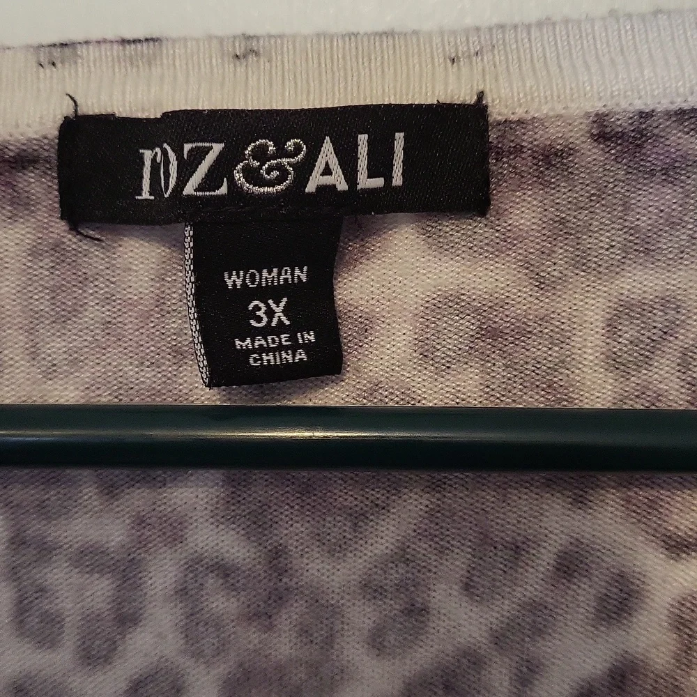 Roz & Ali v-neck purple and white leopard print sweater 3X - Picture 3 of 6